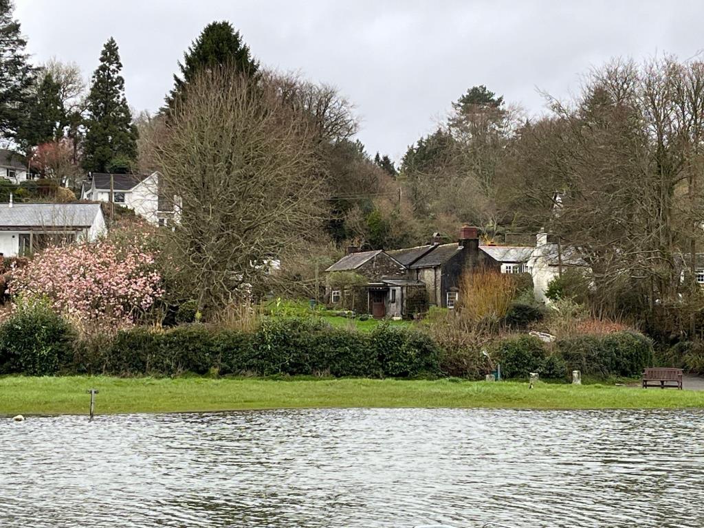 Lot: 115 - CHARACTER COTTAGE SITUATED ON LARGE PLOT WITHIN DESIRABLE WATERSIDE VILLAGE - View across River Lerryn with property in the distance